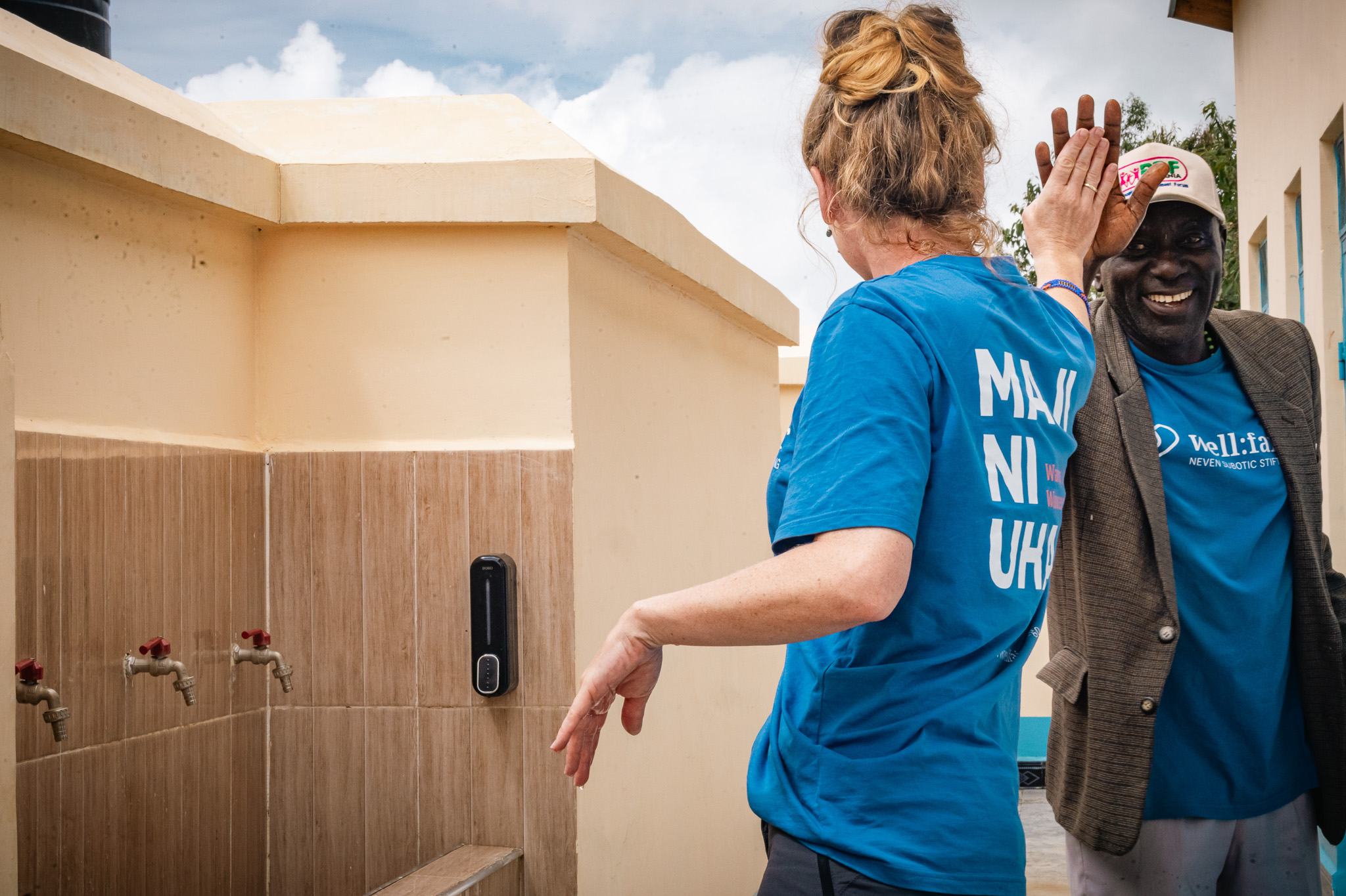 Silke und Elias feiern die erfolgreiche Zusammenarbeit für Wassergerechtigkeit in Tansania.