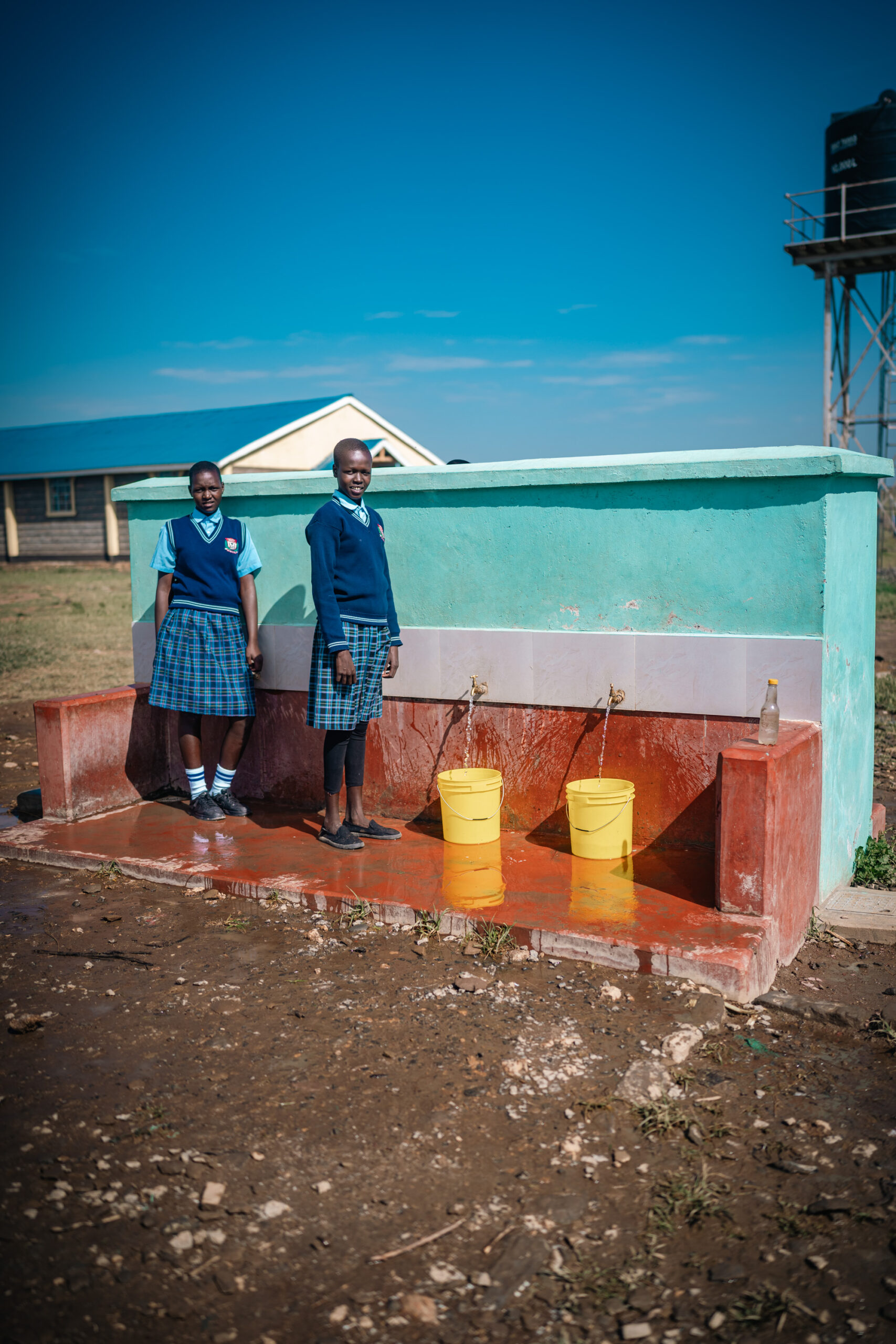 Schülerinnen der Lekanka Primary School am Water Point
