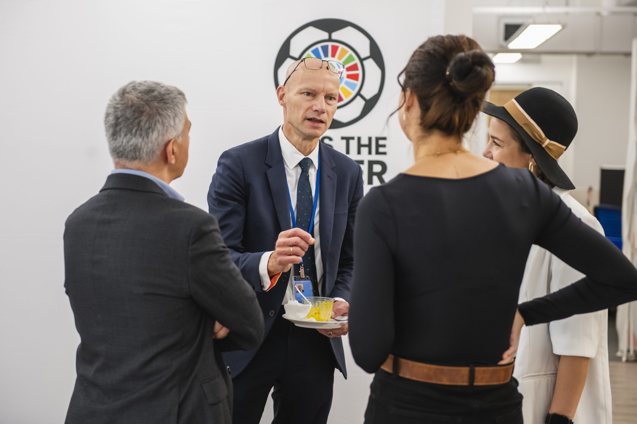 Henk Ovink, Executive Director der Global Commission on the Economics of Water, spricht mit Shari und Agnes Fritz