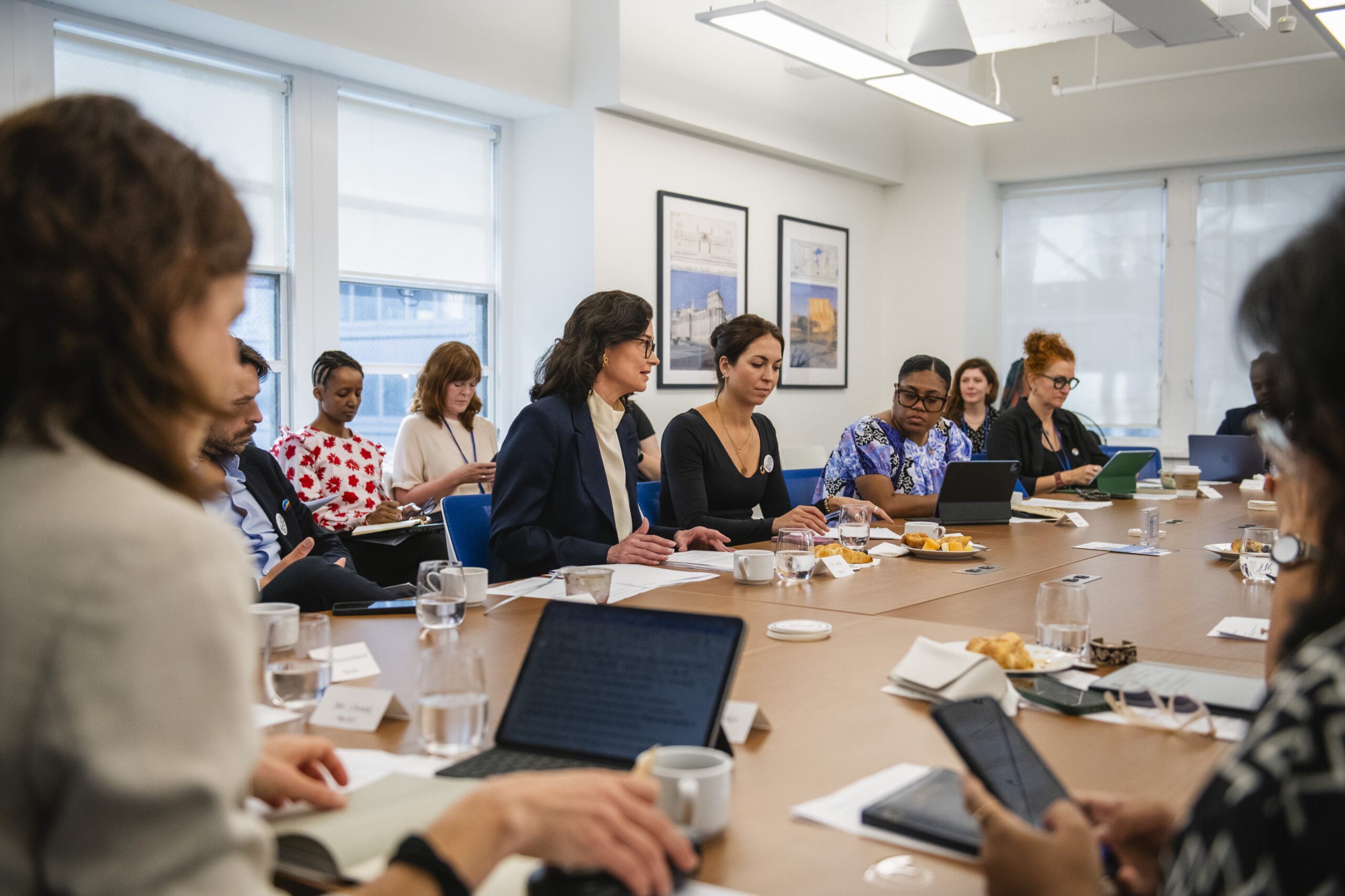 Leadership Breakfasts, bei dem Vertreter*innen aus UN-Institutionen, Regierungen, Wirtschaft und Zivilgesellschaft unter dem Thema „Making Implementation Visible: Connecting Global Commitments with Local Action“ darüber diskutieren, wie globale Zusagen endlich in konkrete Maßnahmen vor Ort übersetzt werden können.